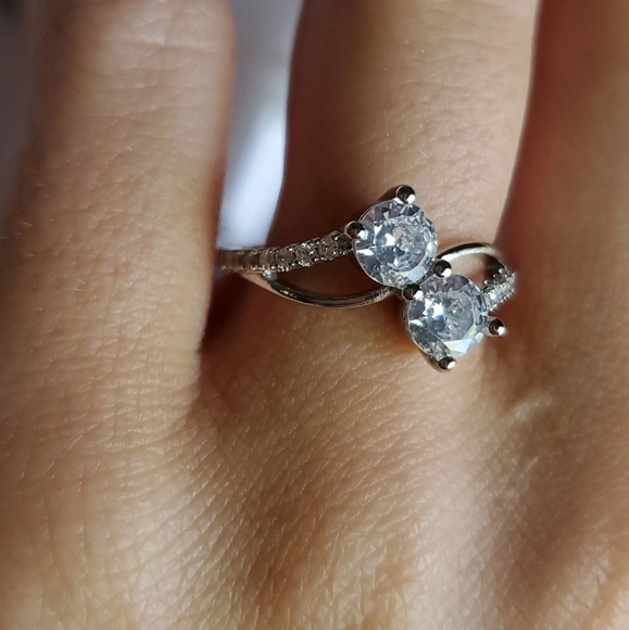 New Elegant White Sapphire Ring - Picture 6 of 6